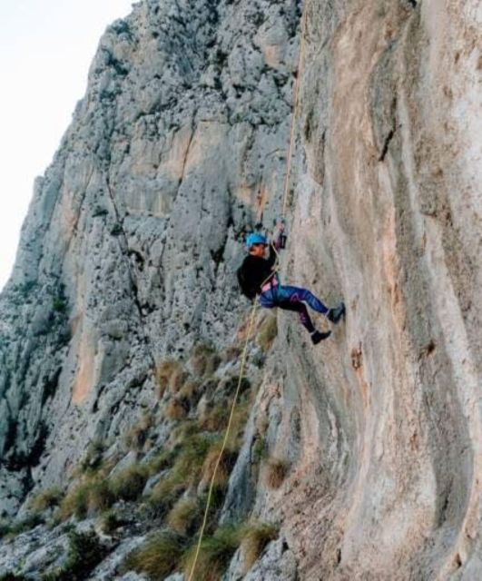 Benidorm: Via ferrata Ponoig, cerca de la Nucia - The first vertical section and the iron clamps