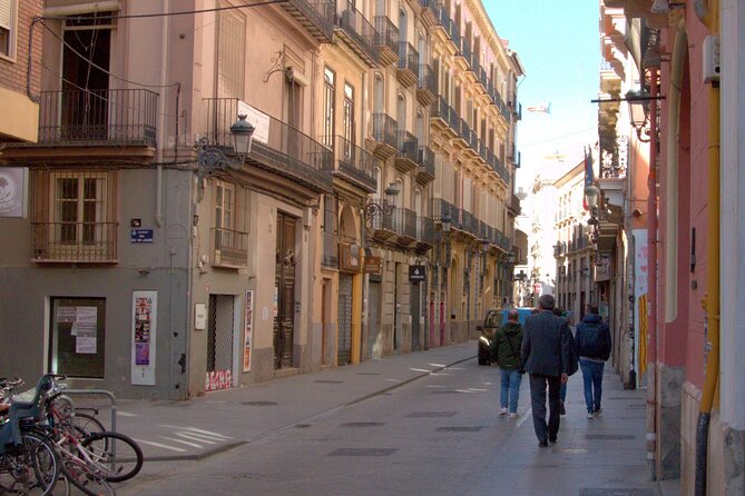 Between Two Gates: A Self-Guided Audio Tour in Valencia - A city walk shaped by the Turia River