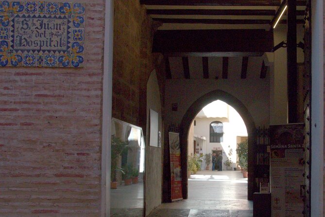 Between Two Gates: A Self-Guided Audio Tour in Valencia - Sant Joan de l’Hospital and old ideas about healing