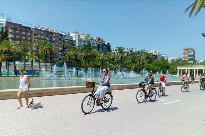 Bike tour with city guide from old to new - Returning through Serranos Gate and the old center