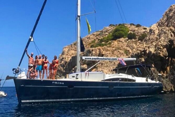 Boat trip Valencia - Sailing beside Malvarrosa Beach