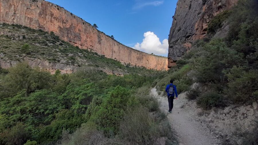 Chulilla: Hanging Bridges & Canyon Private Hiking Day Tour - The Turia canyon and Loriguilla Reservoir