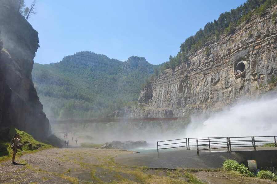 From Valencia: Montanejos Tour with Guided Hike - The coach ride from Carrer de Ramon Llull