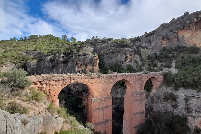 Hike to the Roman aqueduct Peña Cortada - Walking inside the Peña Cortada aqueduct