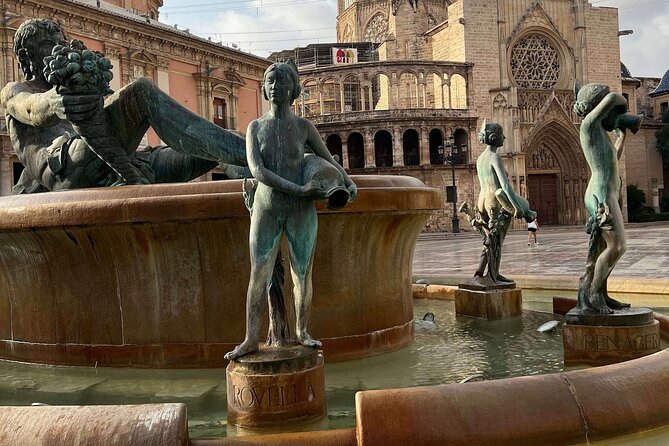 In Love with Valencia: A Self-Guided Tour of its Landmarks - Street art, Sant Nicolau, and Las Fallas in the audio