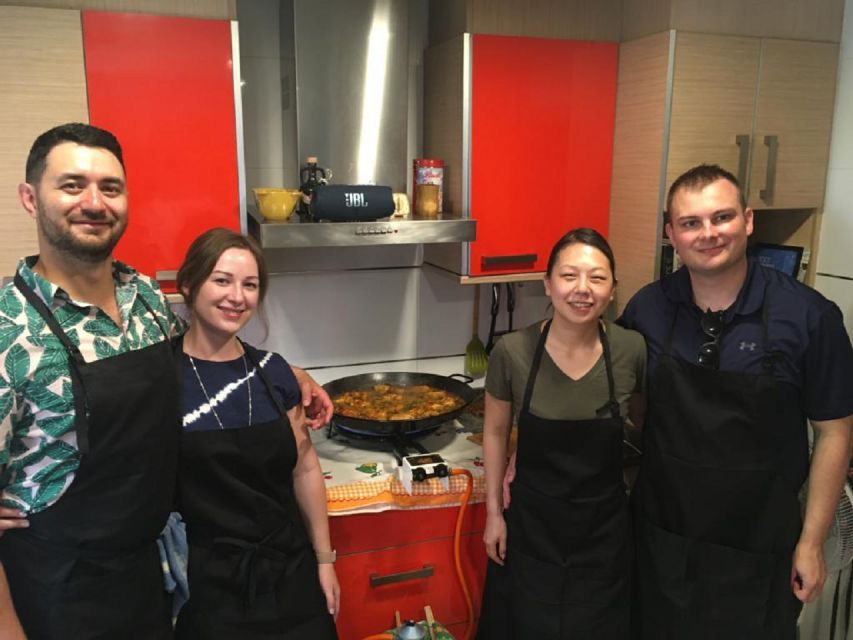 OnlyForYou, Paella Session at a Michelin-trained Chef’s Home - Drinks that make the class feel local