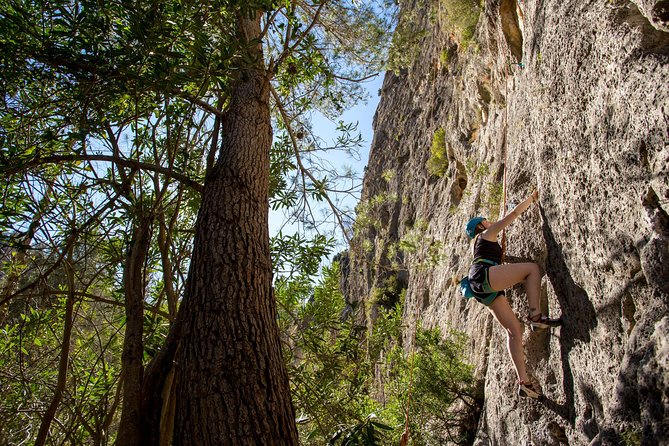 Outdoor climbing for beginners - What happens in Sierra Calderona