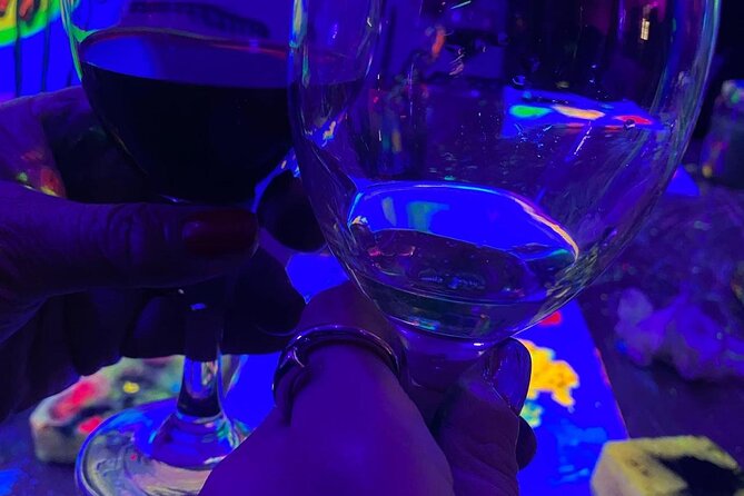 Paint a neon fluorescent picture while drinking unlimited wine - How the professional guidance works