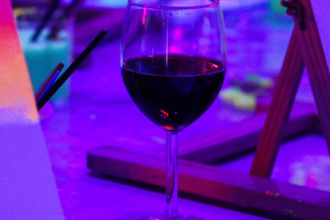 Paint a neon fluorescent picture while drinking unlimited wine - Location, arrival, and practical details
