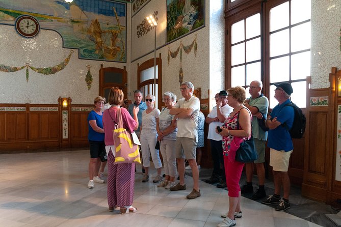 Private tour of the old city of Valencia - Seeing the Silk Exchange up close