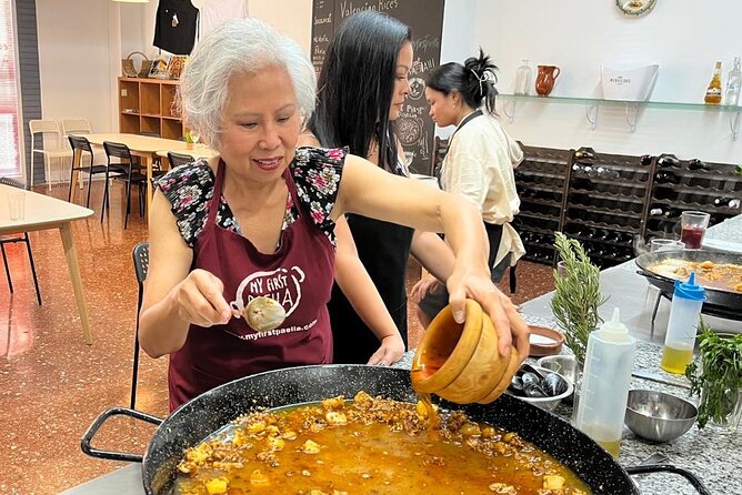Seafood paella cooking class, tapas and visit to Ruzafa market. - Learning seafood paella step by step