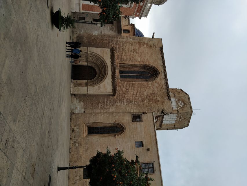 Small-Group Medieval Valencia Walking Tour - Licensed Guide - The guide’s style and use of visual aids