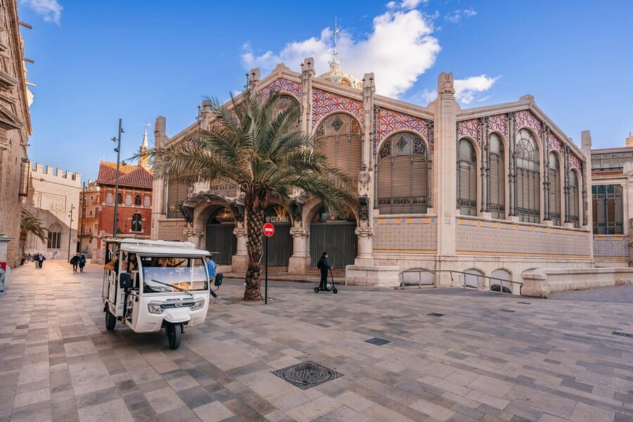 Valencia 1 hour by TukTuki: Essential and Private Tour - Mercado de Colón and Central Valencia