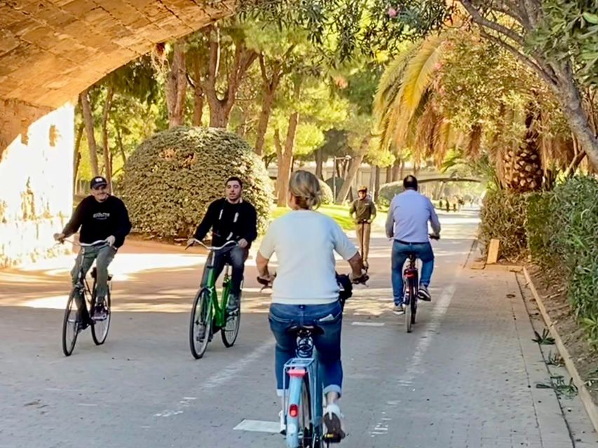 Valencia: 2-in-1 Biking and Walking Audio-Guided Route - The City of Arts and Sciences changes the mood