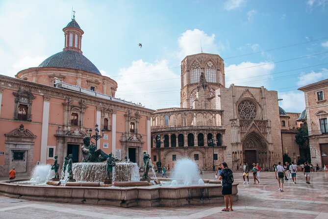 Valencia al completo en Bicicleta - Starting at Serranos Towers in Valencia’s old city