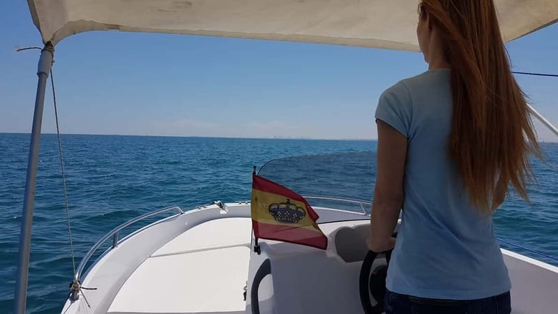 Valencia:Alquiler barco sin licencia PoblaFarnals+Beach Club - Taking the wheel at Pobla Marina
