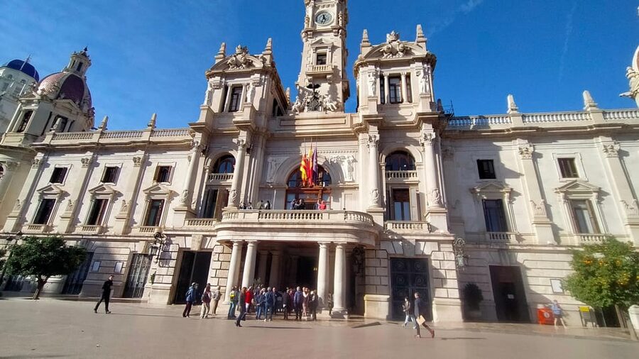 Valencia, Biketour of all the city with a local guide - Plaça de la Verge and Plaza de la Reina