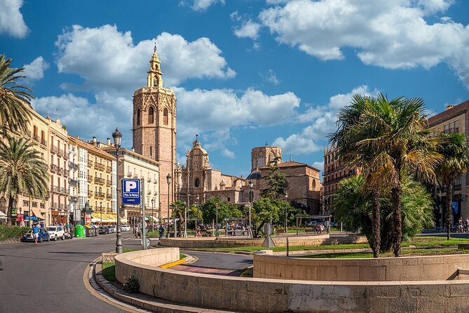 Valencia by Tuk Tuk i: Private tour 1 or 2 hours explore the city - Crossing the flower-covered bridge