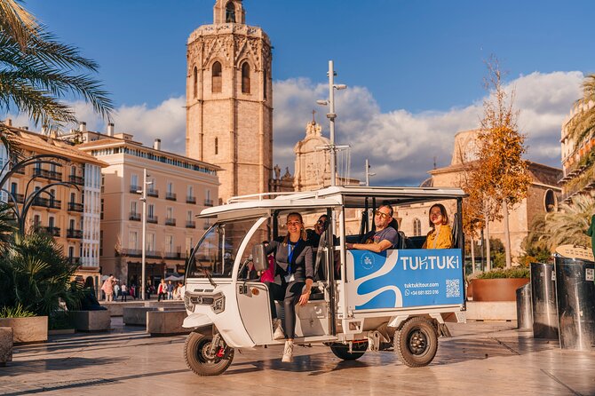 Valencia by Tuk Tuk i: Private tour 1 or 2 hours explore the city - The guides and the private format