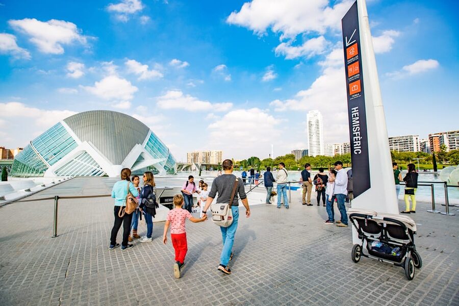 Valencia: City of Arts and Science 3D Movie at Hemisfèric - What happens during the one-hour visit