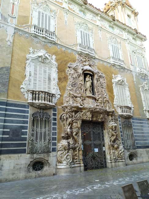 Valencia: City Walking Tour with Top Attractions - ITALIAN - The Generalitat and Calle Caballeros
