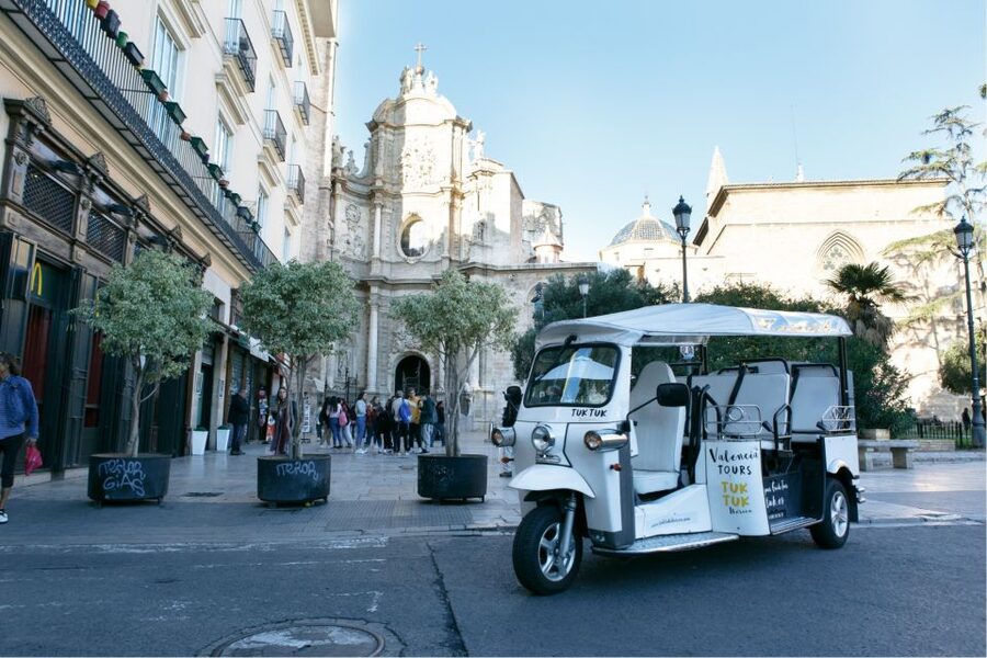 Valencia: Complete Tuk-Tuk Tour Around the City - The Turia riverbed and the modern city