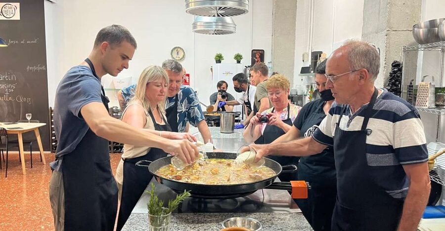 Valencia: Evening Guided Paella Workshop, Tapas, and Drinks - Why this paella class feels like a Valencian evening