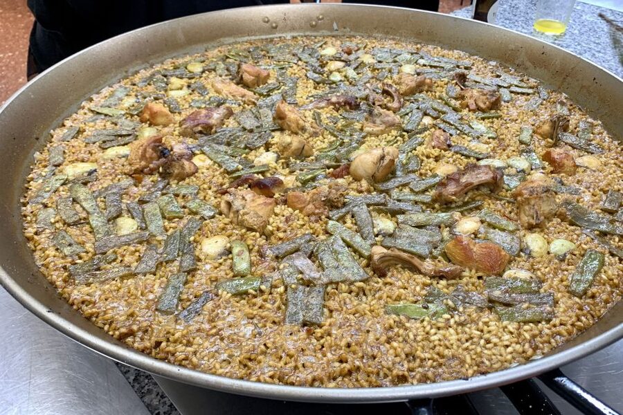 Valencia: Evening Guided Paella Workshop, Tapas, and Drinks - Arriving to tapas, sangria, and local drinks