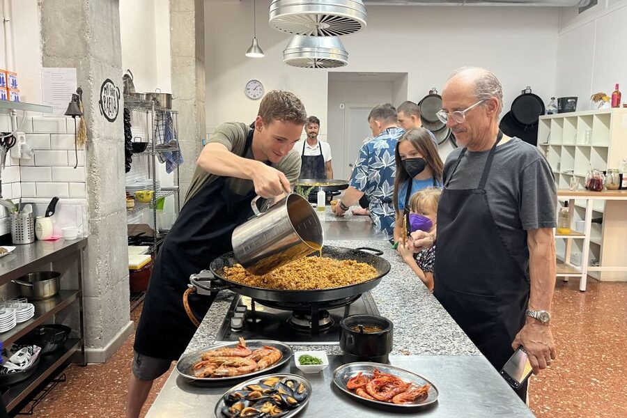 Valencia: Evening Guided Paella Workshop, Tapas, and Drinks - Who should book this evening?