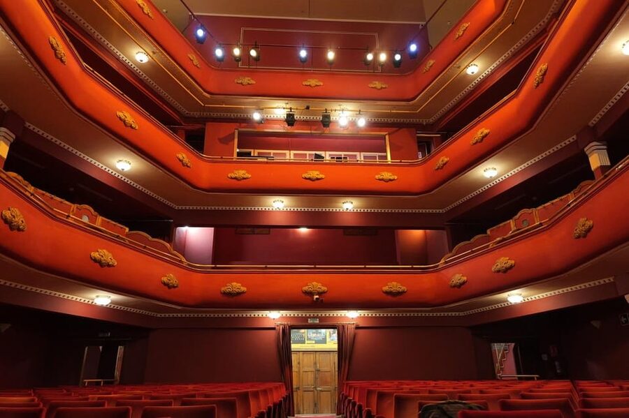 Valencia: Flamenco Show TEATRE TABLAO FLAMENCO in Teatro Talia - What the audience experience feels like