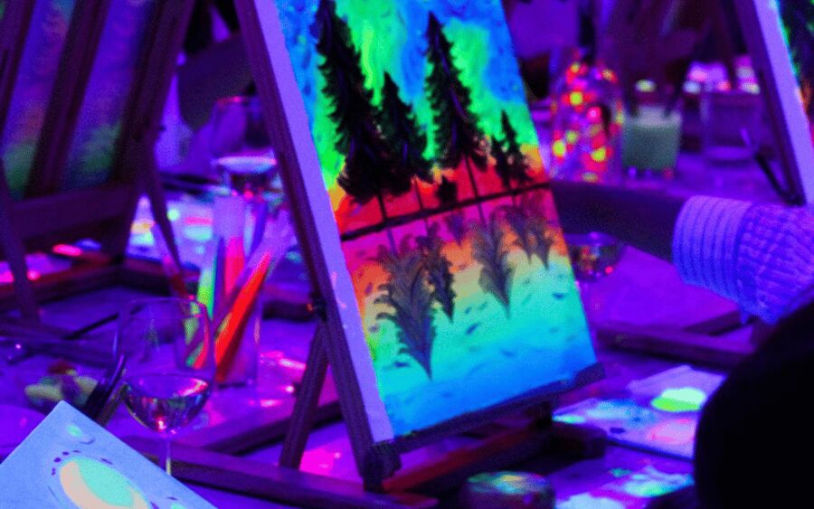 Valencia: Fluorescent painting workshop and wine - Painting with neon light at The Art Wine House