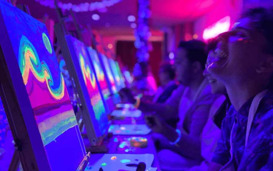 Valencia: Fluorescent painting workshop and wine - What happens during the two-hour session
