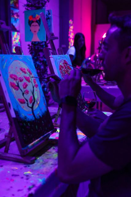 Valencia: Fluorescent painting workshop and wine - Who will enjoy this workshop most