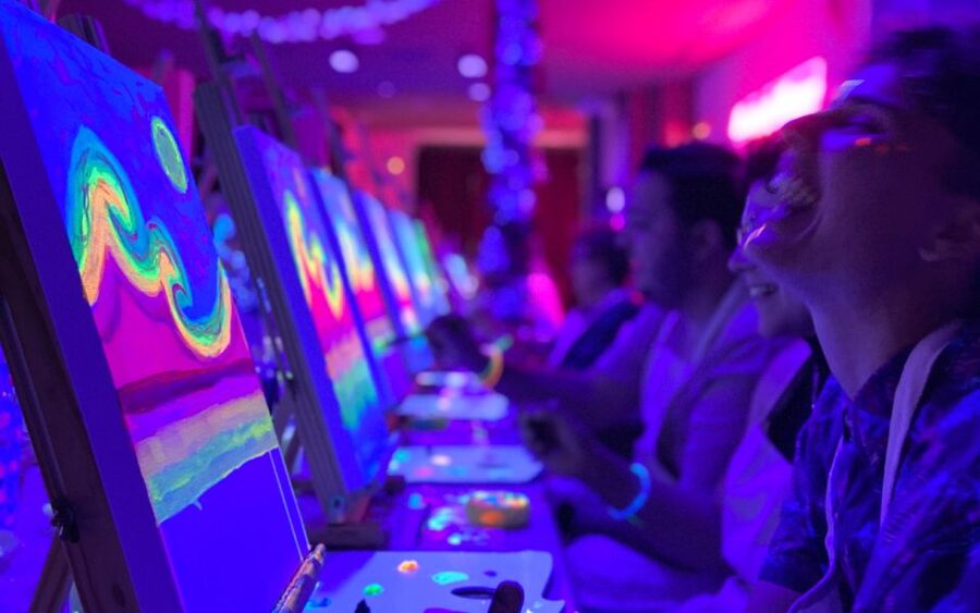 Valencia: Fluorescent painting workshop and wine - FAQ