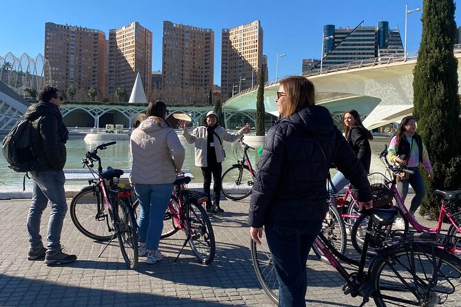 Valencia Highlights Bike Tour - Riding the nine-kilometer Turia Gardens