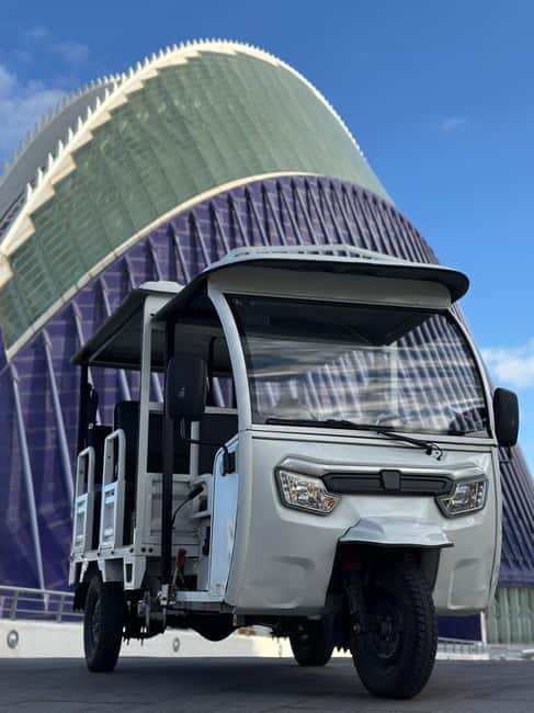 Valencia: Historical Tour by Tuk Tuk 1H - Valencia Cathedral and the cultural center