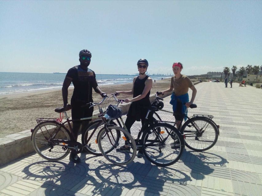 Valencia: Horchata Bike Tour - Pausing at a traditional Valencian farmhouse
