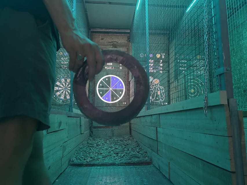 Valencia: Interactive Axe Throwing 1h - The venue size and comfort question