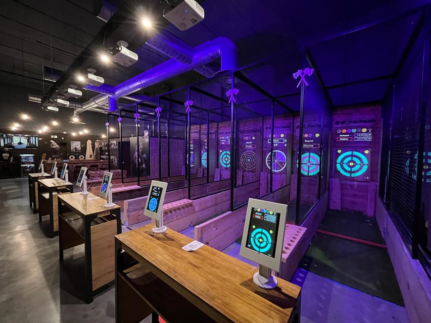Valencia: Interactive Axe Throwing 1h - From basic throws to freestyle practice