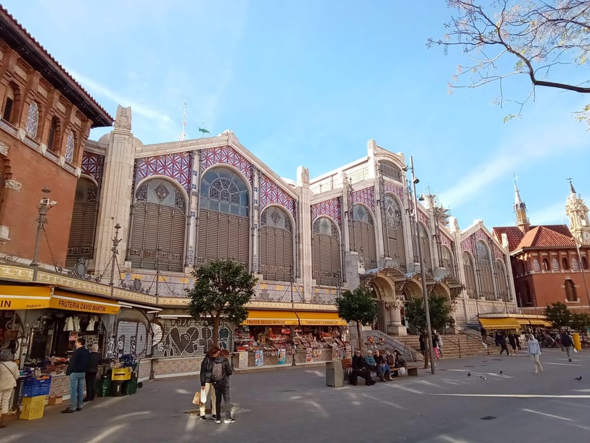 Valencia Old Town Guided Tour - Pedestrian streets, local clothing, and everyday Valencia