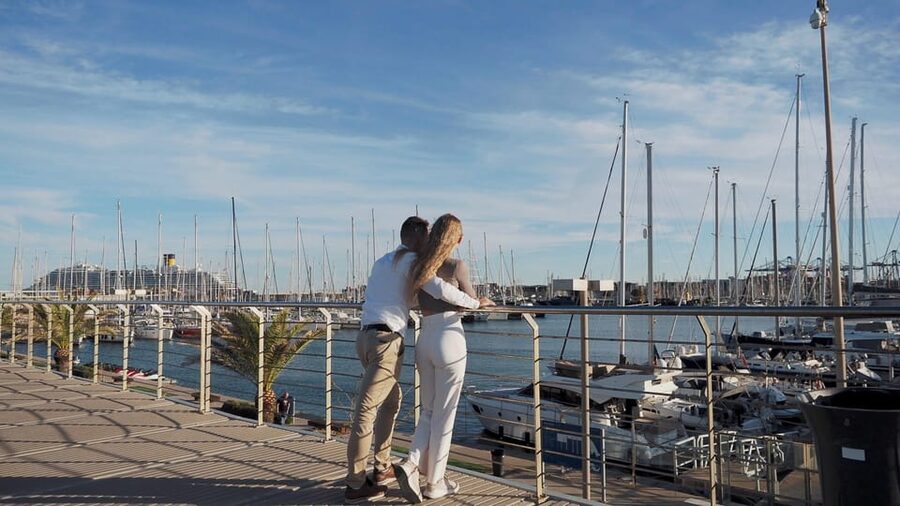 Valencia: Photo shooting at the beach with pro photographer - Who should book this Valencia photo shoot?