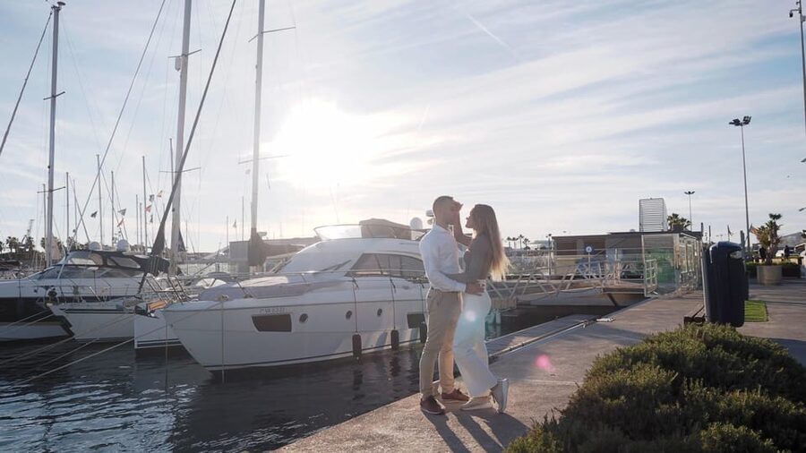 Valencia: Photo shooting at the beach with pro photographer - Starting at the beach with room to relax