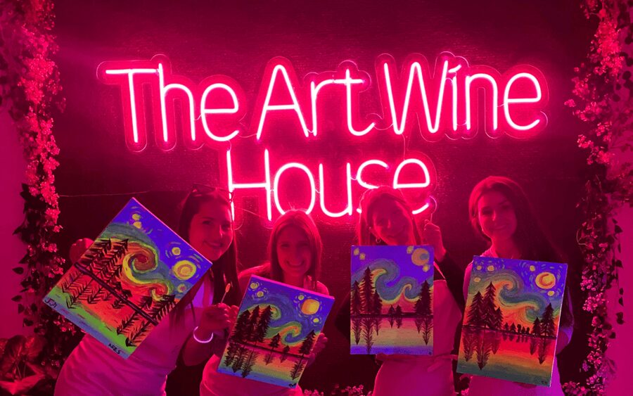 Valencia: Pinta un cuadro fluorescente y bebe vino - A neon art session in central Valencia