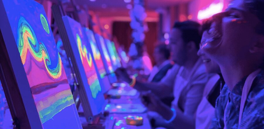 Valencia: Pinta un cuadro fluorescente y bebe vino - Why the fluorescent canvas matters