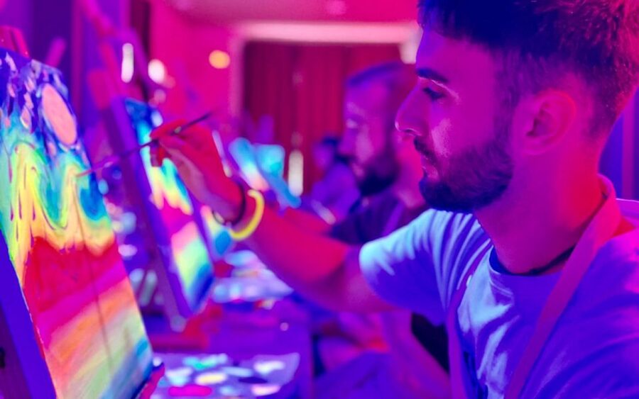 Valencia: Pinta un cuadro fluorescente y bebe vino - Who will enjoy this Valencia activity