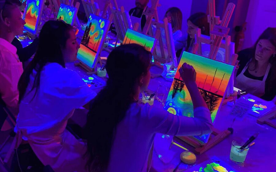 Valencia: Pinta un cuadro fluorescente y bebe vino - How the two-hour painting session works
