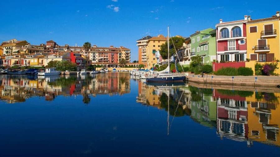 Valencia: Port Saplaya Boat Tour with Free Drink & Swimming - The guides and the feel onboard