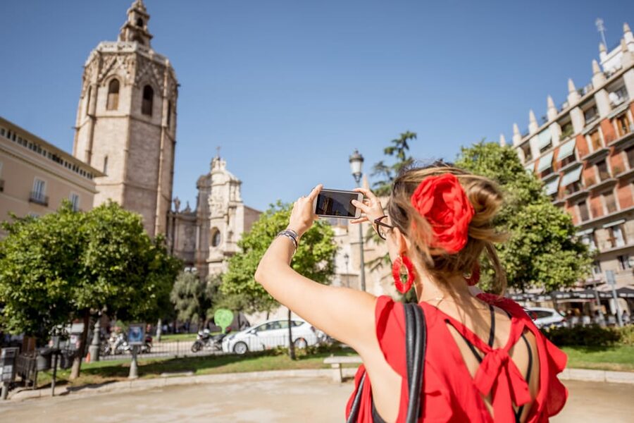 Valencia: Private Brunch Tour with Basic Spanish Learning - Why the small-group format matters
