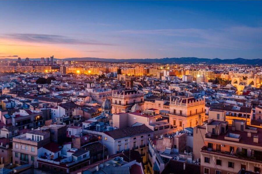 Valencia: Private custom tour with a local guide - Seeing Valencia through monuments and photo stops