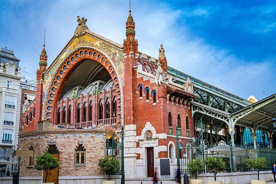 Valencia: Private custom tour with a local guide - Guides who bring different strengths